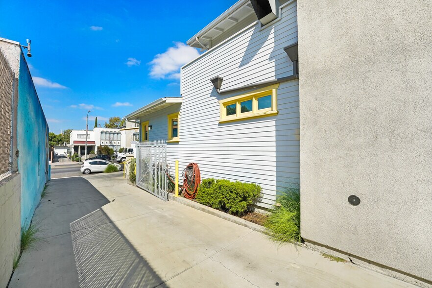 More Photos Of 626 N Larchmont Blvd, Los Angeles Restaurant For Lease