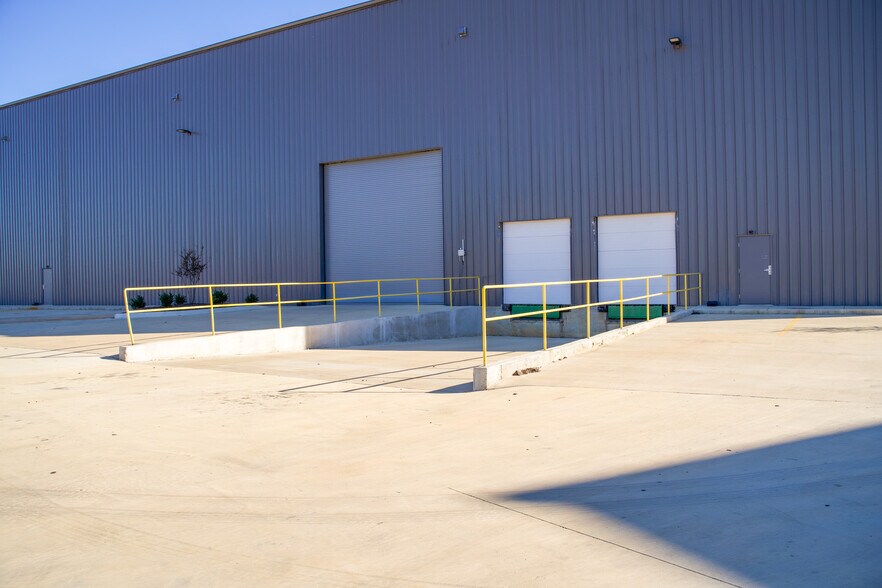 More Photos Of 101 Spacegate Dr NW, Huntsville Warehouse For Lease