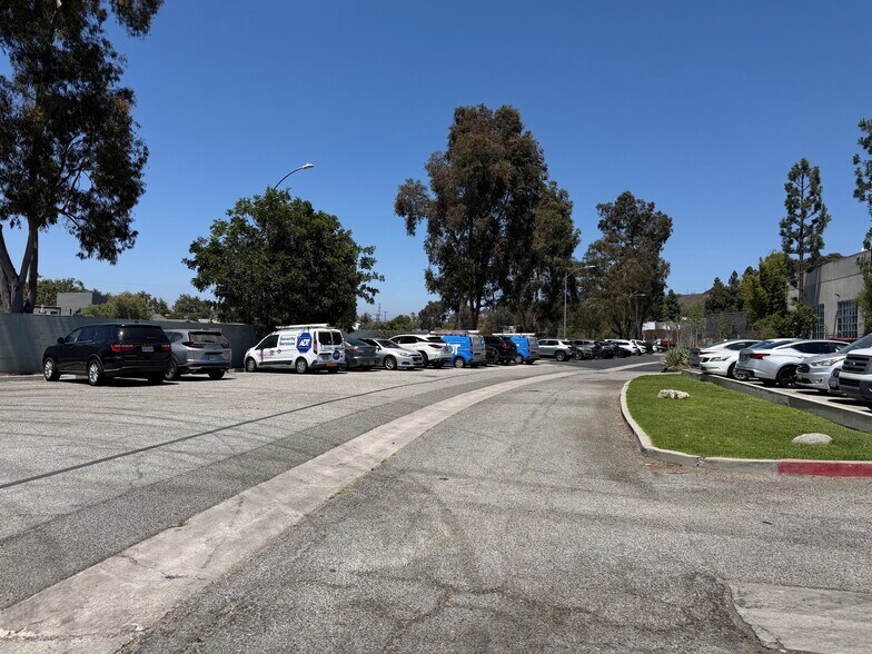 More Photos Of 10451-10463 W Jefferson Blvd, Culver City Warehouse For Lease