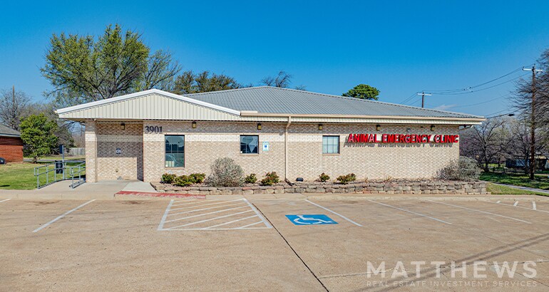 Primary Photo Of 3901 S Jack Kultgen Expy, Waco Veterinarian Kennel For Sale