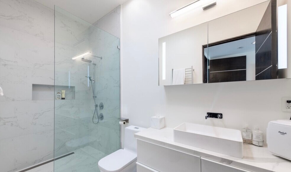 More Photos Of 12148 Travis St, Los Angeles Healthcare For Lease