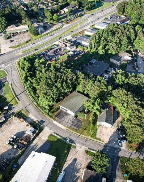 More Photos Of 505 Industrial Dr, Woodstock Mixed Retail For Sale