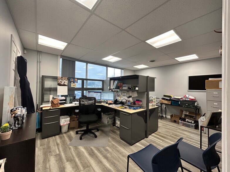 More Photos Of 150 Riverside Dr, Battle Creek Office For Sale