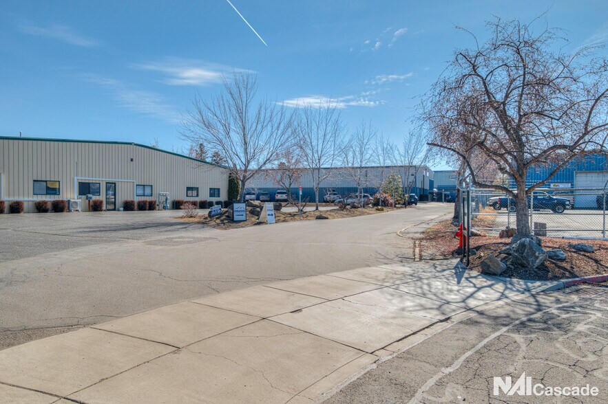 More Photos Of 1305-1309 SE Armour Rd, Bend Warehouse For Lease