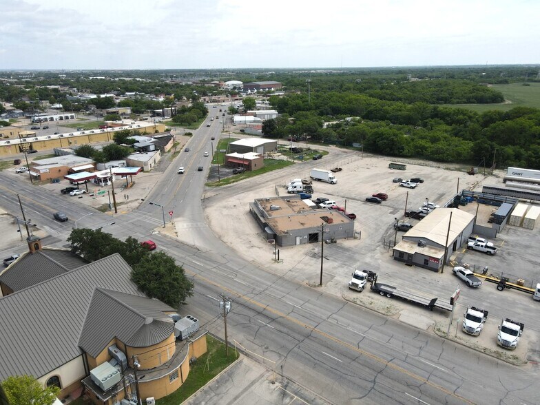More Photos Of 1810 S Chadbourne St, San Angelo Flex For Sale
