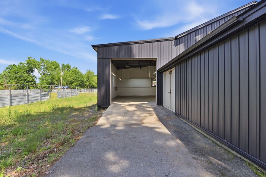 More Photos Of 702 W Dewitt Henry Dr, Beebe Freestanding For Sale