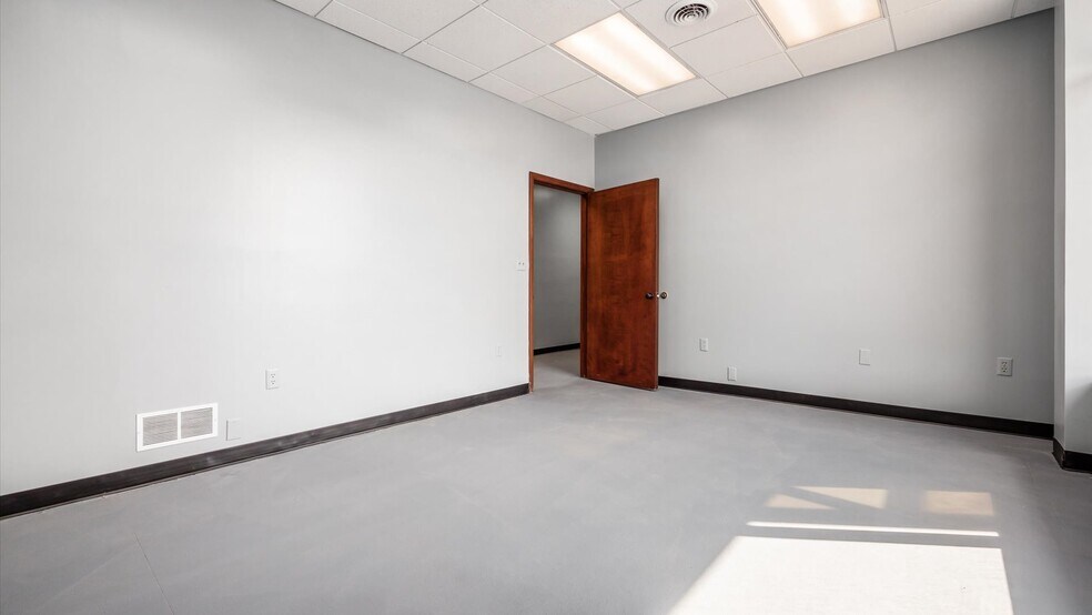 More Photos Of 1101 Woodlawn Ave, Cambridge Warehouse For Sale