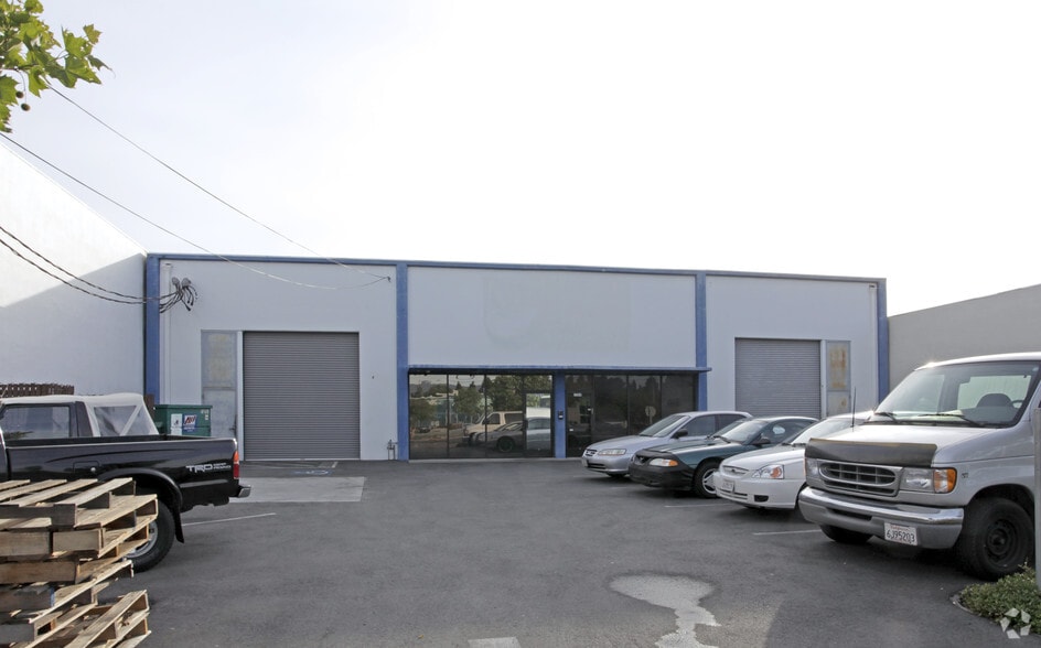 More Photos Of 2565-2569 Middlefield Rd, Redwood City Warehouse For Lease