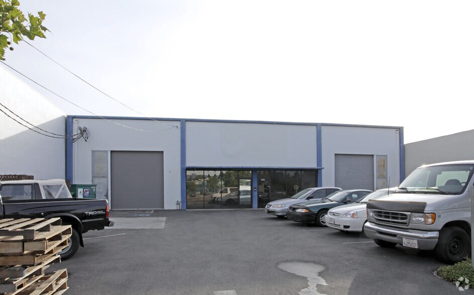 More Photos Of 2565 Middlefield Rd, Redwood City Warehouse For Lease