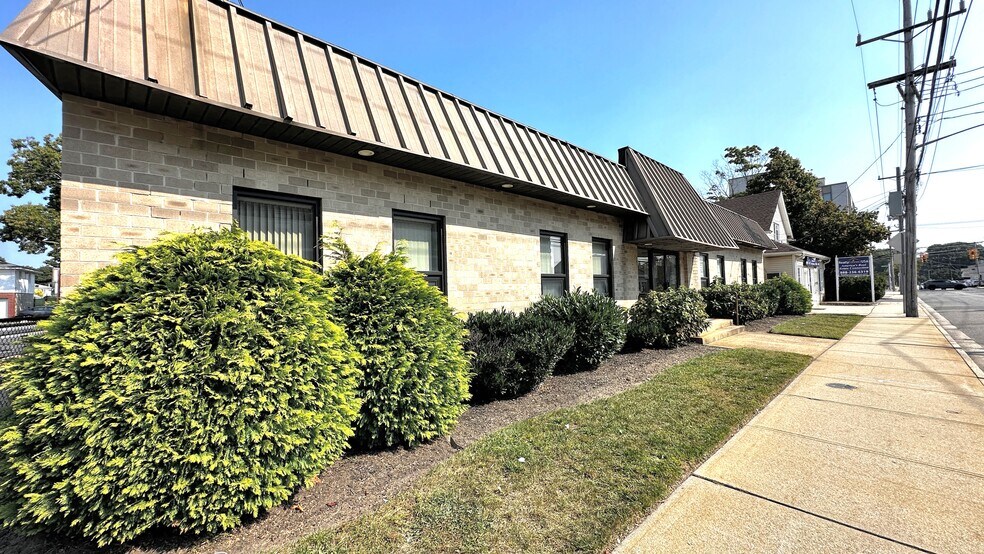 More Photos Of 1991 Smith St, Merrick Medical For Sale