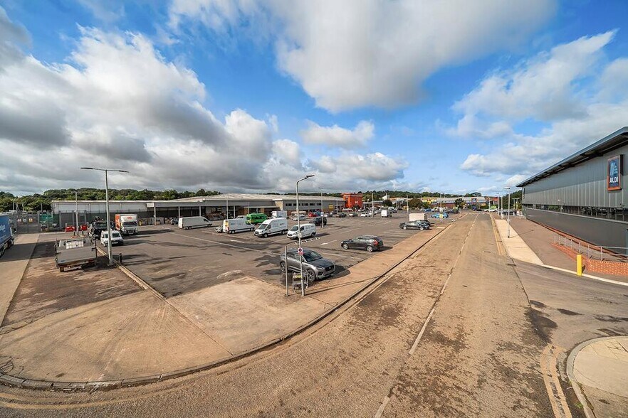 More Photos Of Dallow Rd, Luton Supermarket For Lease