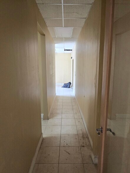 More Photos Of 5365-5377 N Hiatus Rd, Sunrise Light Manufacturing For Lease