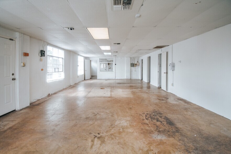 More Photos Of 305 N Laurent St, Victoria Flex For Lease