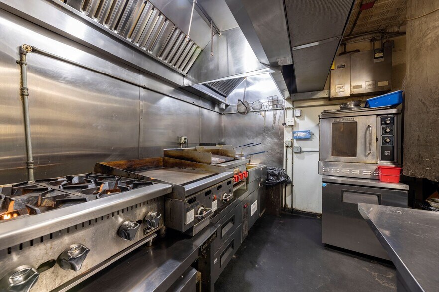 323 Main St, Wakefield, RI 02879 Storefront Retail Residential For