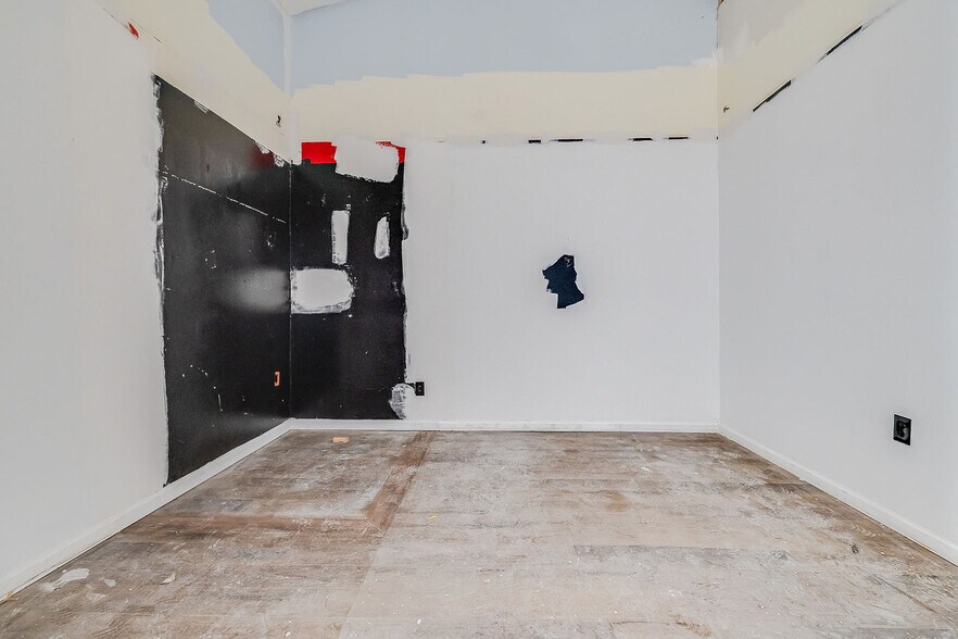 More Photos Of 302 W Victory Dr, Savannah Freestanding For Sale