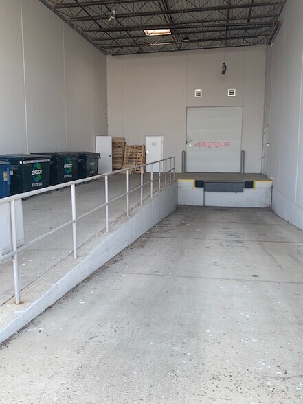 More Photos Of 1585 Beverly Ct, Aurora Warehouse For Lease