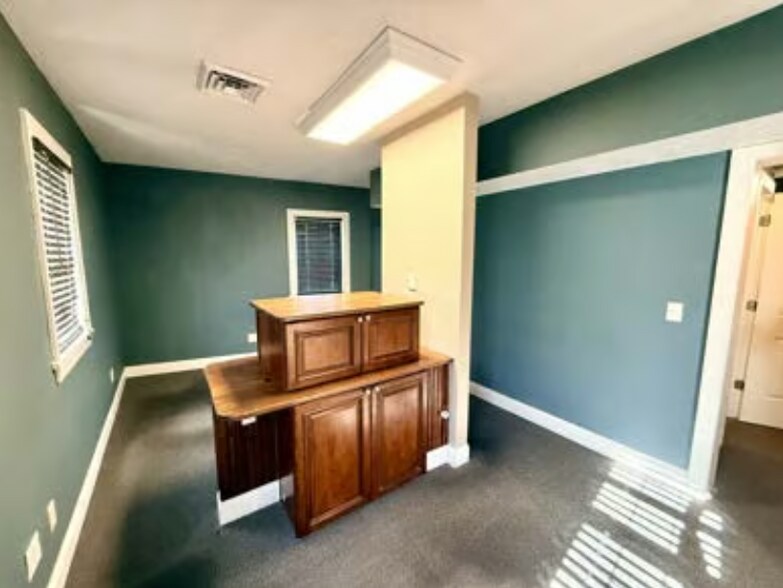 More Photos Of 206 W Elm St, Ozark Office For Sale