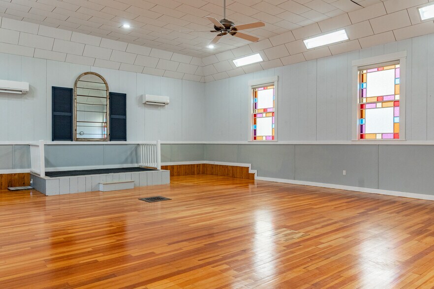 More Photos Of 57 Saco Ave, Old Orchard Beach Freestanding For Lease