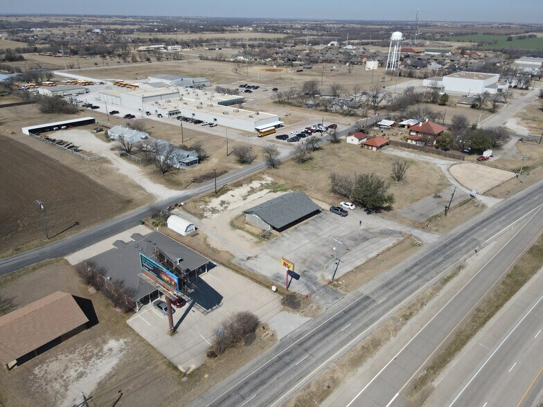 More Photos Of 103 S Stemmons St, Sanger Office For Lease