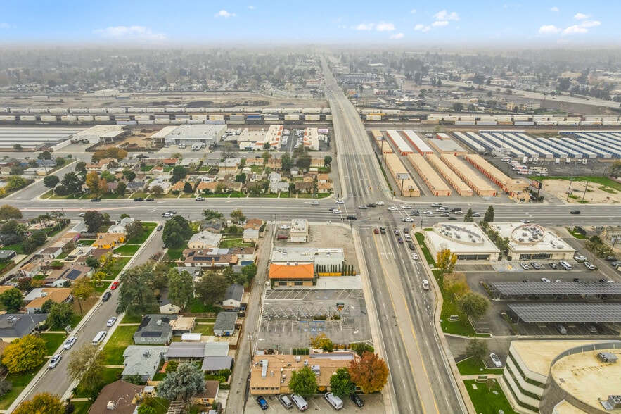 More Photos Of 1656 Oak St, Bakersfield General Retail For Lease