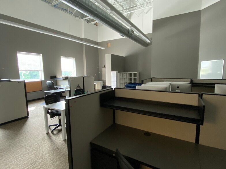 More Photos Of 13000 Darice Pky, Strongsville Warehouse For Lease