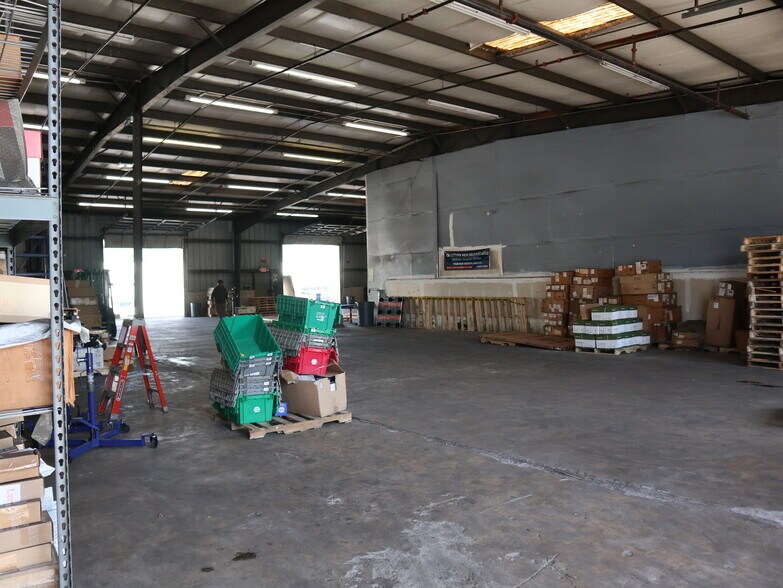 More Photos Of 572-2 Appleyard Dr, Tallahassee Warehouse For Lease