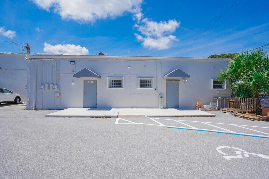 More Photos Of 901 SE Johnson Ave, Stuart Office For Lease
