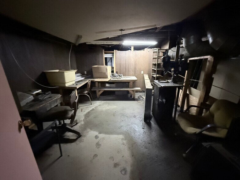 More Photos Of 431 13th St, Franklin Office For Sale