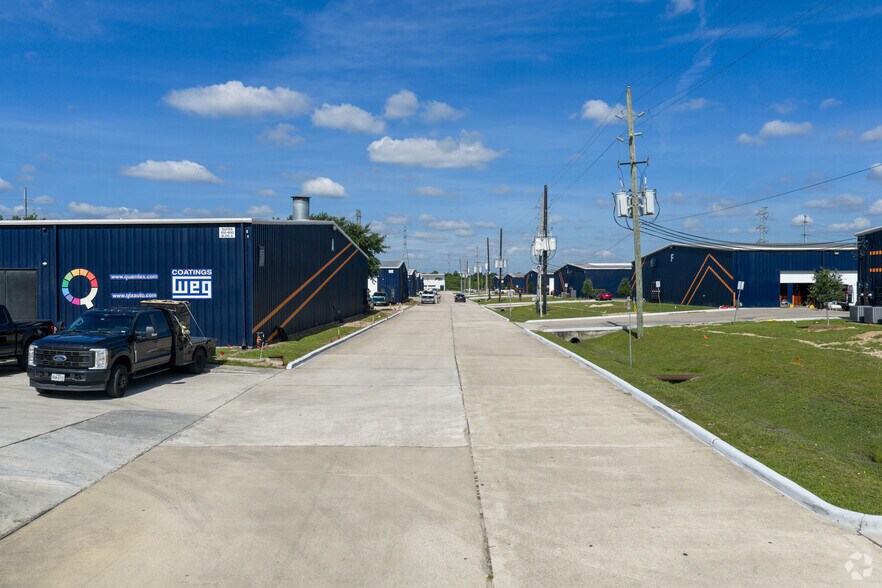 More Photos Of 2121 Brittmoore Rd, Houston Warehouse For Lease