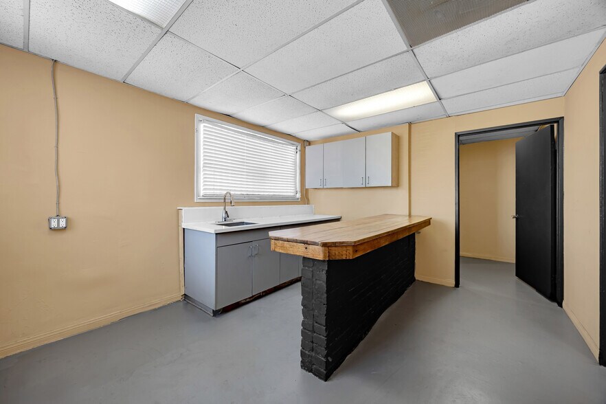 More Photos Of 1418 E Pacific Coast Hwy, Wilmington Office For Lease