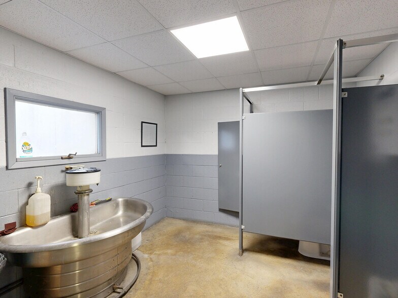 More Photos Of 2505 Avonia Rd, Fairview Industrial For Sale