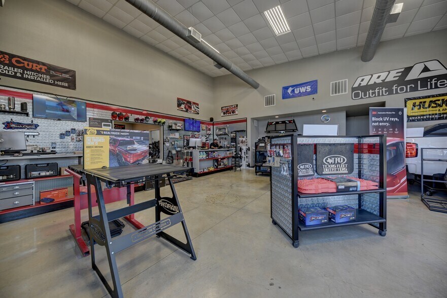 More Photos Of 2770 Osborn Ln, Bryan Showroom For Lease