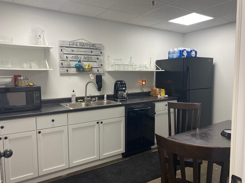 More Photos Of 615 S Front St, Mankato Storefront Retail Office For Lease