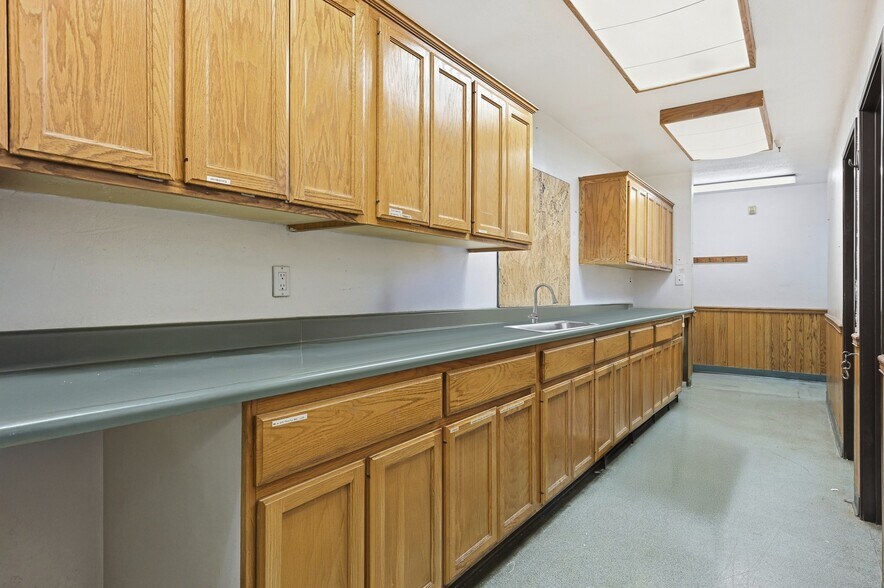 More Photos Of 42160 N Shore Dr, Big Bear City Veterinarian Kennel For Sale