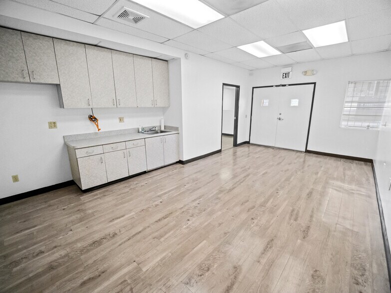 More Photos Of 1051 E Wardlow Rd, Long Beach Office For Sale