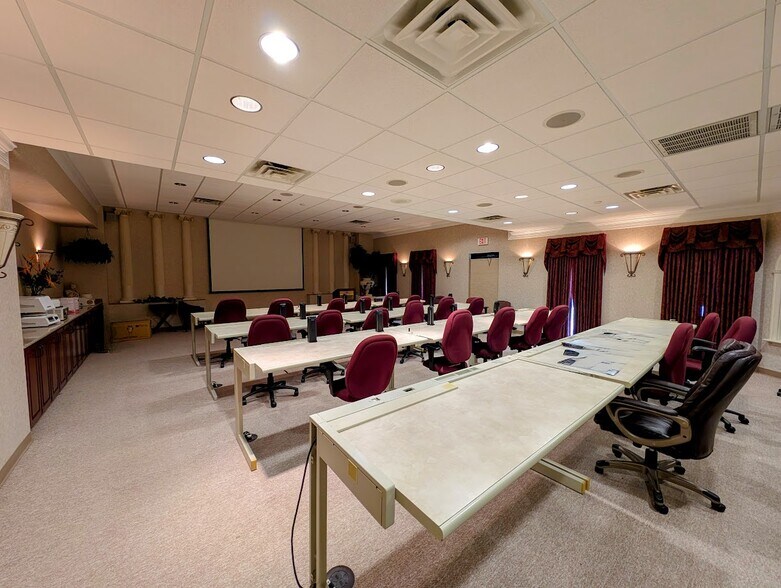 More Photos Of 6900 Sanger Ave, Waco Office For Sale