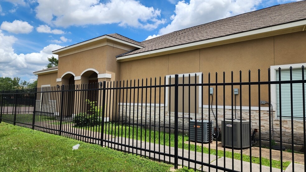 More Photos Of 17434 Red Oak Dr, Houston Medical For Lease