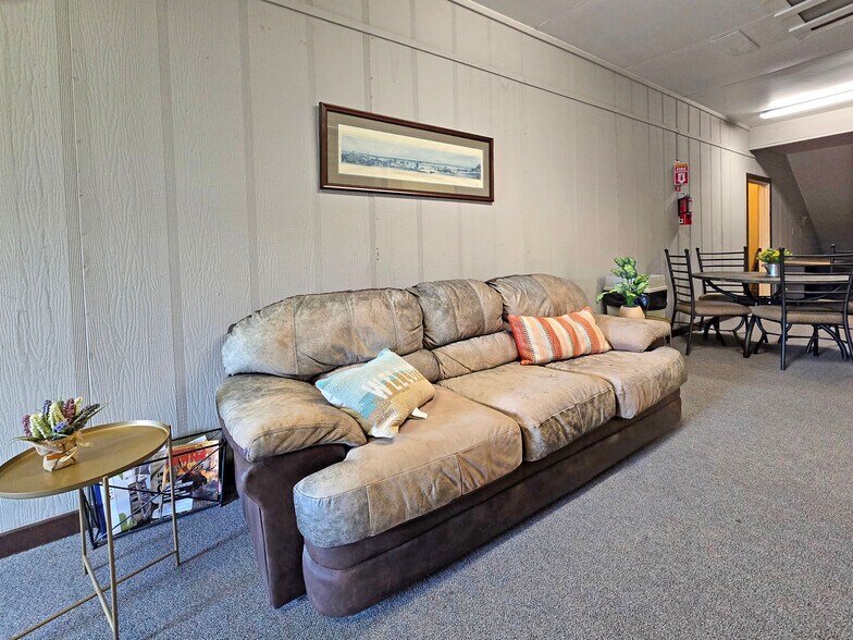 More Photos Of 1111 N Walnut Ave, New Braunfels Office For Lease