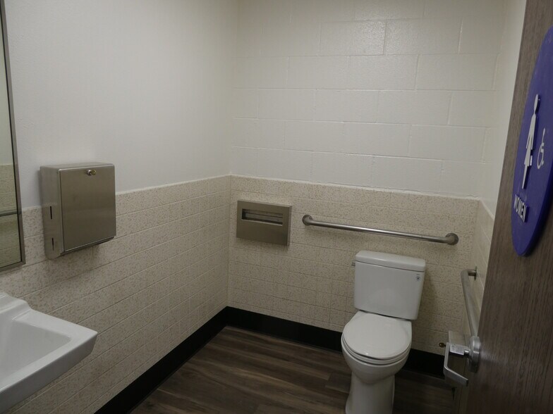 More Photos Of 3500 N San Fernando Blvd, Burbank Flex For Sale