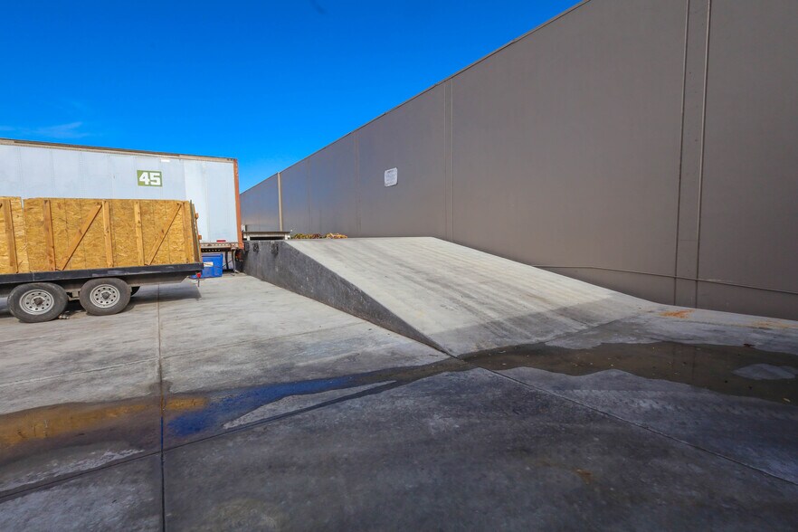 More Photos Of 1096 W Rialto Ave, San Bernardino Warehouse For Lease