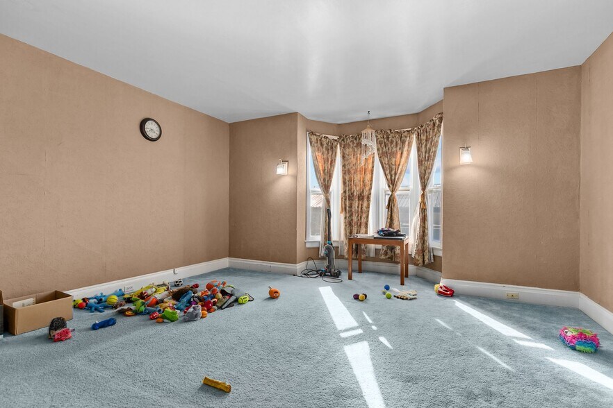 More Photos Of 754 N Main St, Oshkosh General Retail For Sale