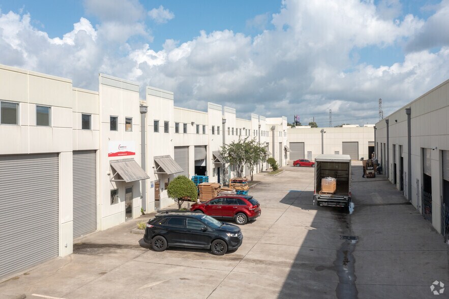 More Photos Of 5750 N Sam Houston Pky E, Houston Warehouse For Lease