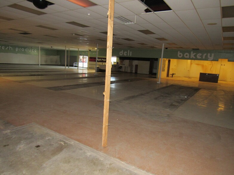 More Photos Of 275 Laing St, Redgranite Supermarket For Lease