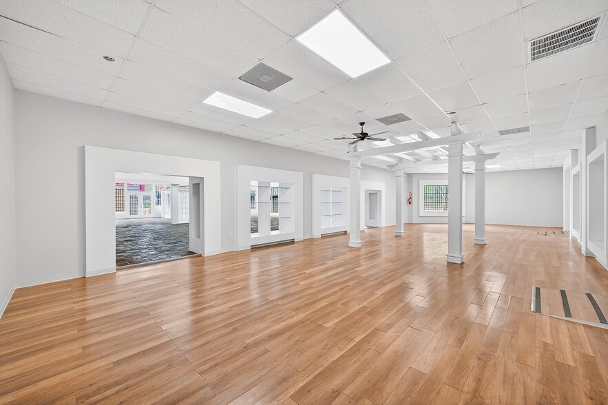 More Photos Of 3105 Cypress Creek Pky, Houston Freestanding For Lease