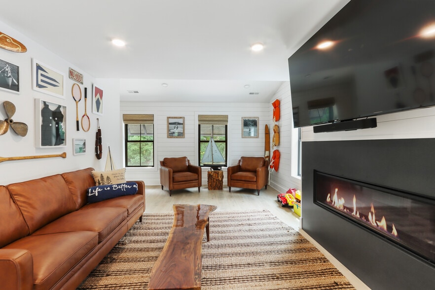 More Photos Of W4724 S Lakeshore Dr, Fontana-on-Geneva Lake Storefront For Sale