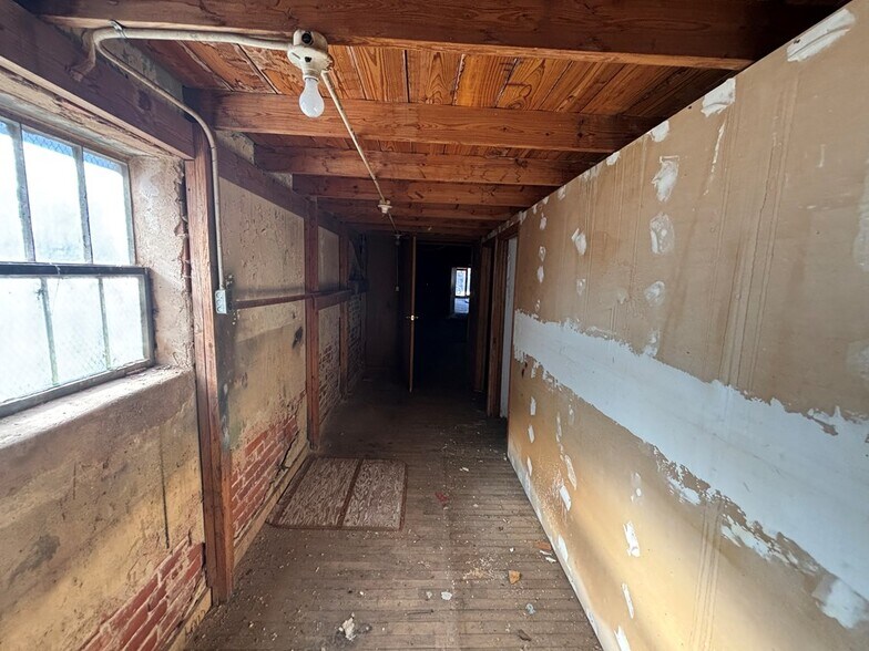 More Photos Of 122 Oak St, Sweetwater Storefront For Sale