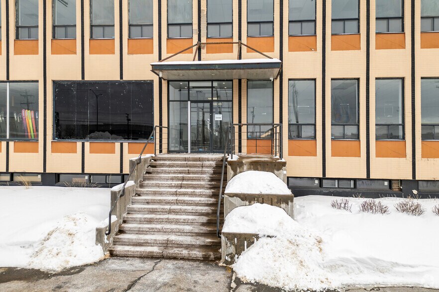 More Photos Of 7790 Ch De La Côte-De-Liesse, Saint-Laurent Warehouse For Lease