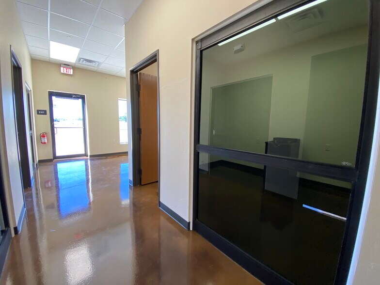 More Photos Of 8921 NW Expressway St, Oklahoma City Warehouse For Lease