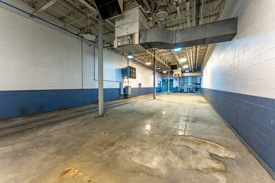 More Photos Of 200 Universal Dr, Centerville Distribution For Lease