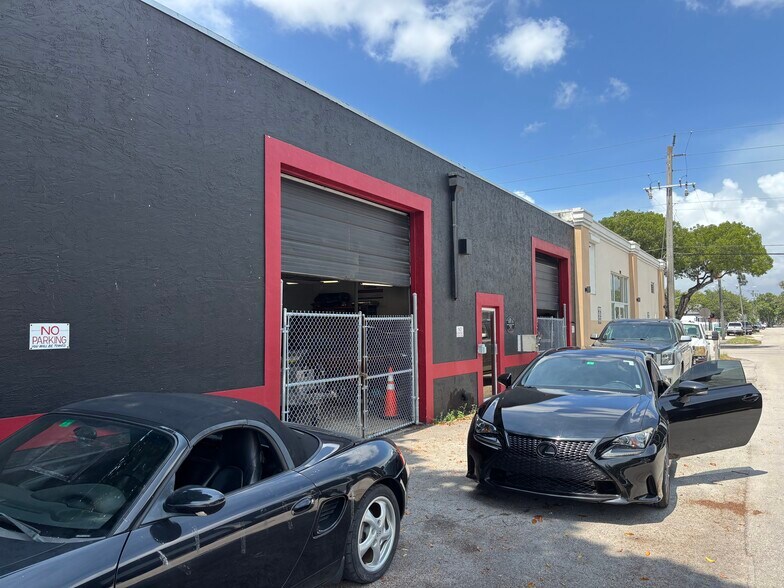 More Photos Of 1950 Grant St, Hollywood Warehouse For Sale